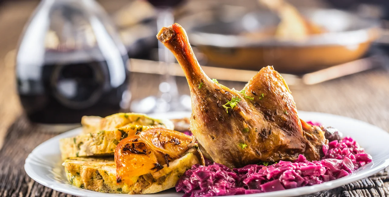 Roasted duck with red cabbage. Photo: iStock, MarianVejcik.