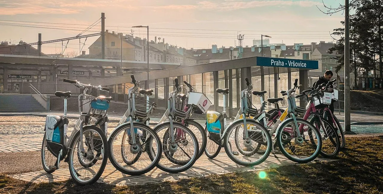 Shared bikes at a pubic transit stop. Photo: PID, Facebook.