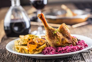 Roasted duck with red cabbage. Photo: iStock, MarianVejcik.