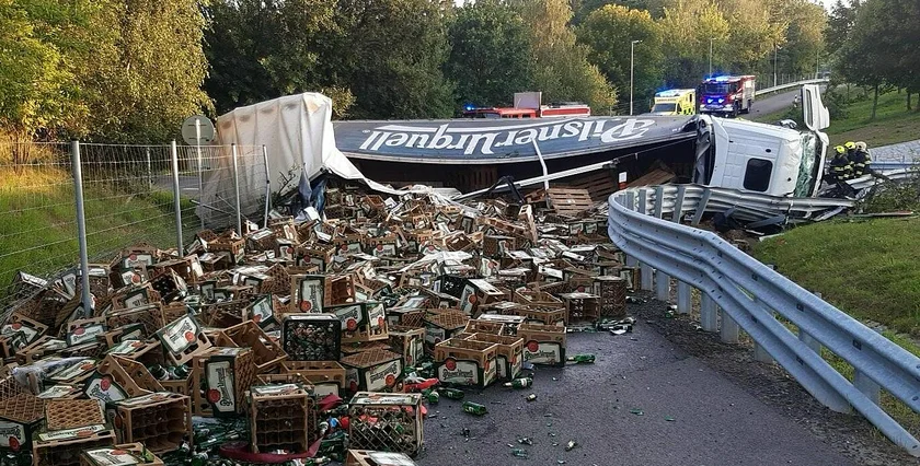 Beer truck accident near Bernartic in Benešovské on July 21, 2022. Photo: The Fire Rescue Service of the Czech Republic (HZS ČR)