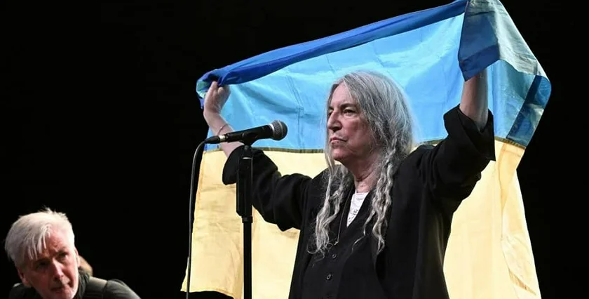 The “godmother of punk rock” Patti Smith held a Ukrainian flag at a concert in Prague. Earlier, Smith also expressed her support for Ukraine and translated Ukrainian anthem into English. Photo: Ukrinform