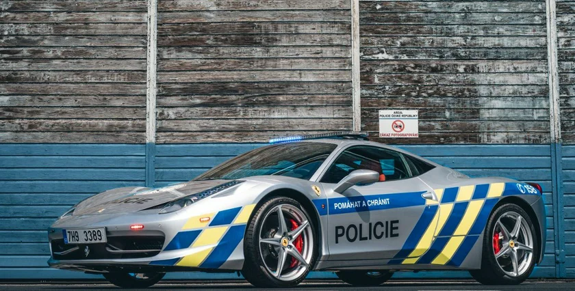 Prague police to deploy a Ferrari in its service. Photo via Twitter @PolicieCZ