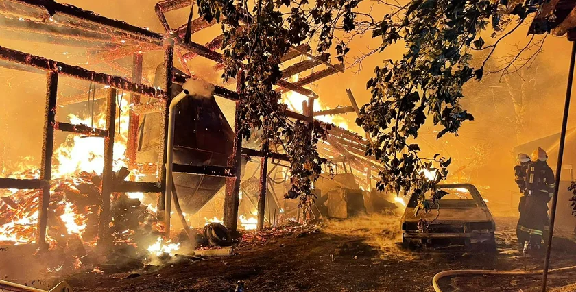 Sawmill on fire in Rokytnice. Photo: HZS Královéhradeckého kraje, Twitter.