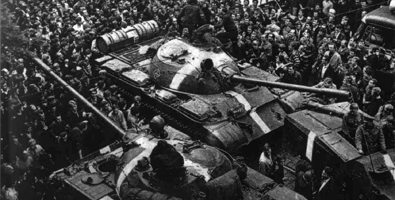 Tanks stopped by crowd at the start of the invasion. Photo: Wikimedia commons, CC BY-SA 3.0.