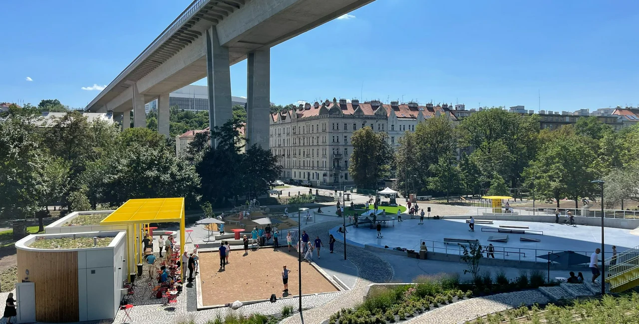 The new leisure area completes the restoration of the Folimanka part under the Nusle Bridge which connects Prague 2 and Prague 4. The new multifunctional area is equipped with facilities for a number of activities and sports, offering visitors year-round use.  Photo via Facebook @Praha2