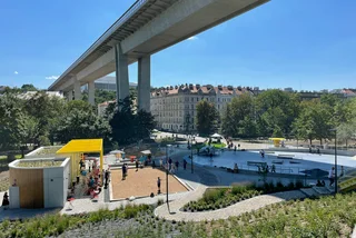 The new leisure area completes the restoration of the Folimanka part under the Nusle Bridge which connects Prague 2 and Prague 4. The new multifunctional area is equipped with facilities for a number of activities and sports, offering visitors year-round use.  Photo via Facebook @Praha2