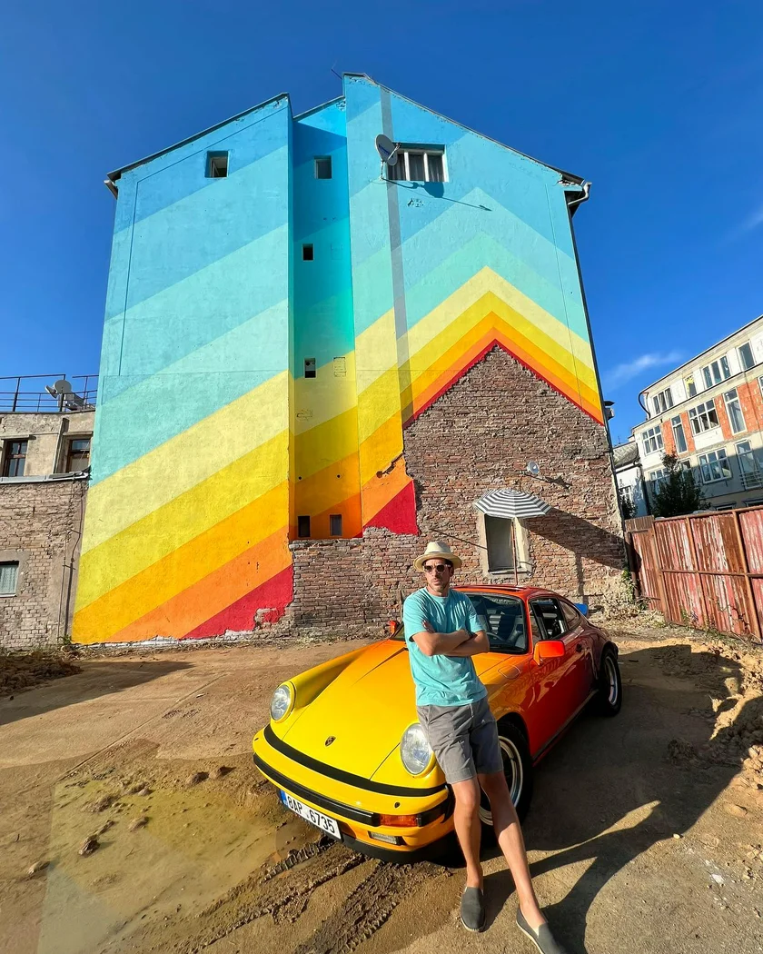 A new mural “Broken Apollon’s rainbow shines above mud” by artist Jan Kaláb has lit up a facade in Poděbrady. Photo via Facebook (Jan Kaláb)