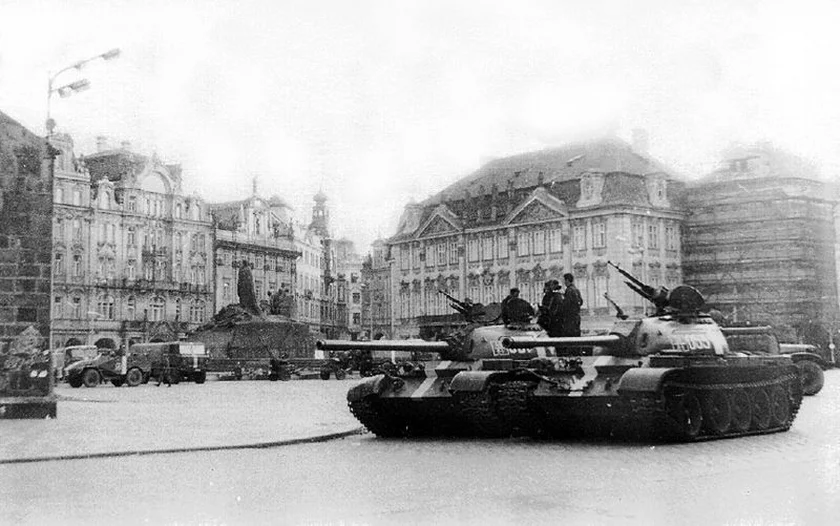 Tanks on Prague's Old Town Square. Photo: Wikimedia commons, CC by SA 3.0.