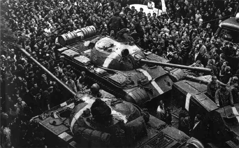 Tanks stopped by crowd at the start of the invasion. Photo: Wikimedia commons, CC BY-SA 3.0.