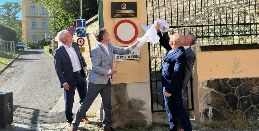 A plaque was unveiled in Prague on Thursday,  Aug. 4, commemorating the city’s first Ukrainian embassy, which was open in 1919—1922. Photo via Twitter @dvomarr11