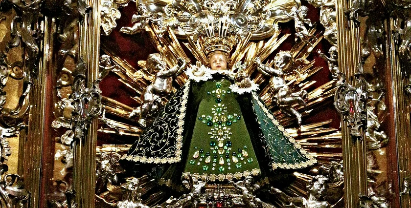 Infant of Prague in a green outfit. Photo: Wikimedia commons, VitVit, CC BY-SA 4.0.