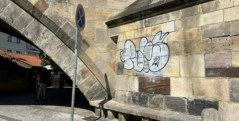 New graffiti has appeared on Charles Bridge on one of the pillars of the bridge near Kampa on Thursday morning. While police are investigating who sprayed the monument, the perpetrator faces up to three years in prison. Photo: TSK Praha