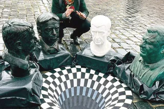 Black hole, Babiš-led quartet of busts spring up in Prague's Old Town Square