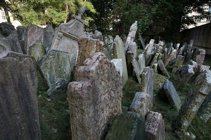 The Old Jewish Cemetery in Josefov, Prague. Photo by Jorge Royan/Wikimedia Commons.