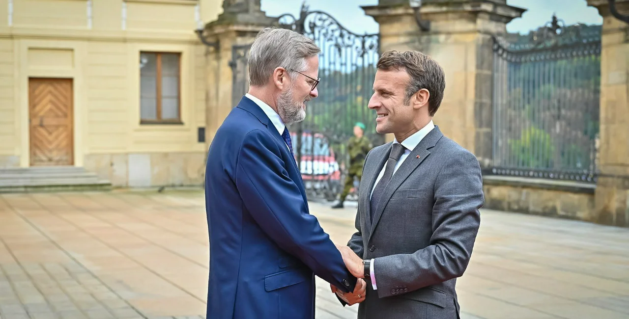 Czech PM Fiala greets French President Emmanuel Macron. Photo: Twitter, Petr Fiala.
