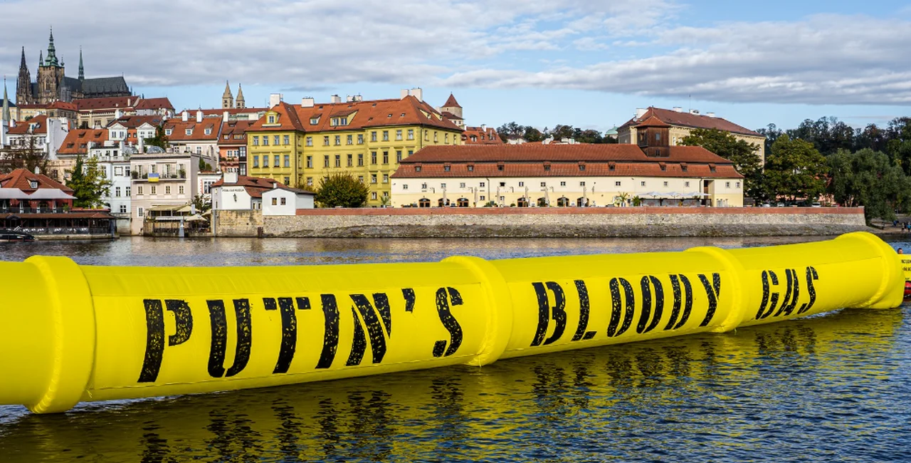 Photo of the yellow pipeline, via Greenpeace Česká republika