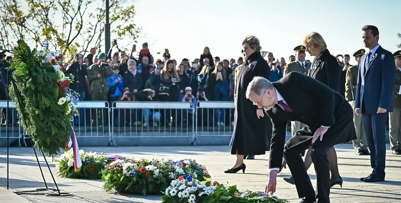 PM Petr Fiala laying wreaths at the tomb of the Unknown Soldier on Oct. 28. Photo via Twitter.