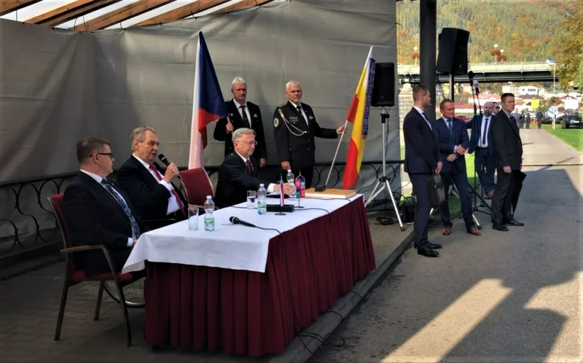 Zeman (left) during the meeting in Děčín. Photo via his official Facebook page.