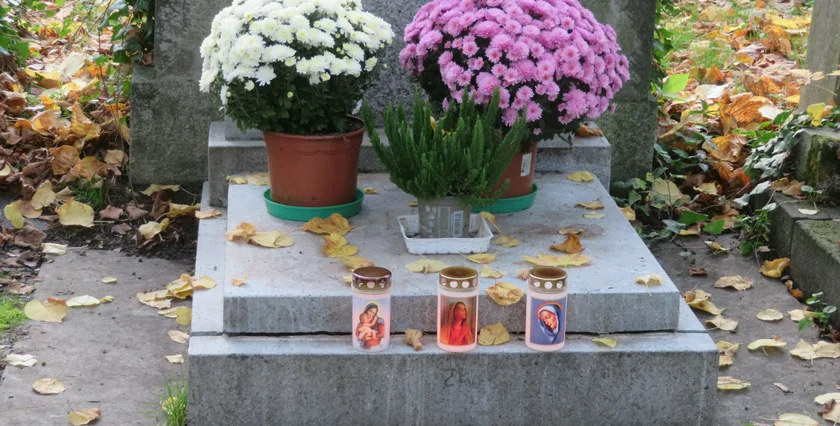 Candles and flowers in Olšanské hřbitovy. Photo: Raymond Johnston.