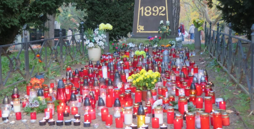 Candles at a central area in Olšanské hřbitovy. Photo: Raymond Johnston.