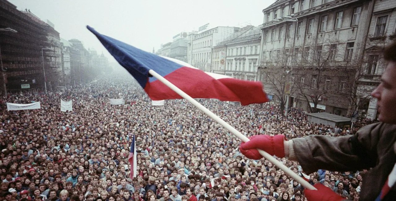 A filled Wenceslas Square in November 1989 (US Embassy)
