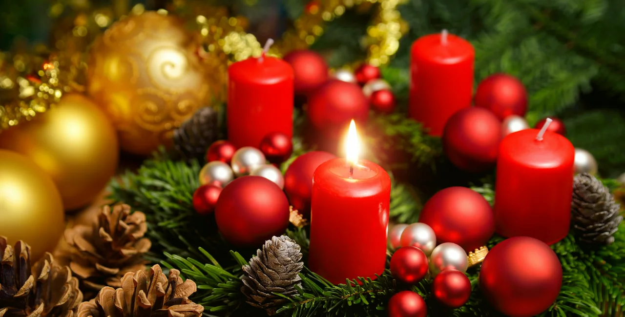Advent wreath with first candle lit. Photo: iStock / Smileus