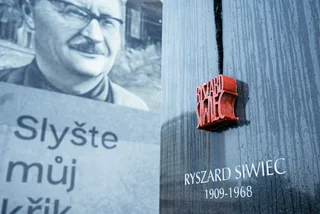 'Hear my cry': New mural honoring Ryszard Siwiec unveiled in Prague