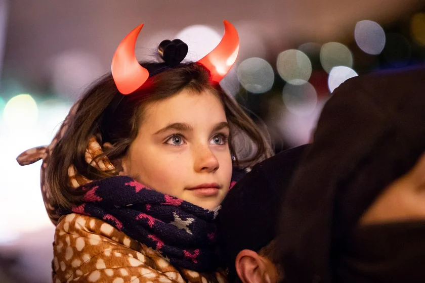 A young person with devil horns on Dec. 5. Photo: Taiko.