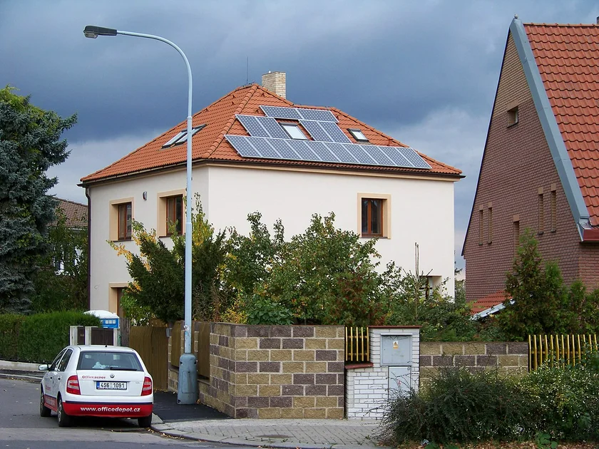 House with solar panels in Prague. Photo by cs:ŠJů, via Wikimedia Commons/ CC-BY 3.0.