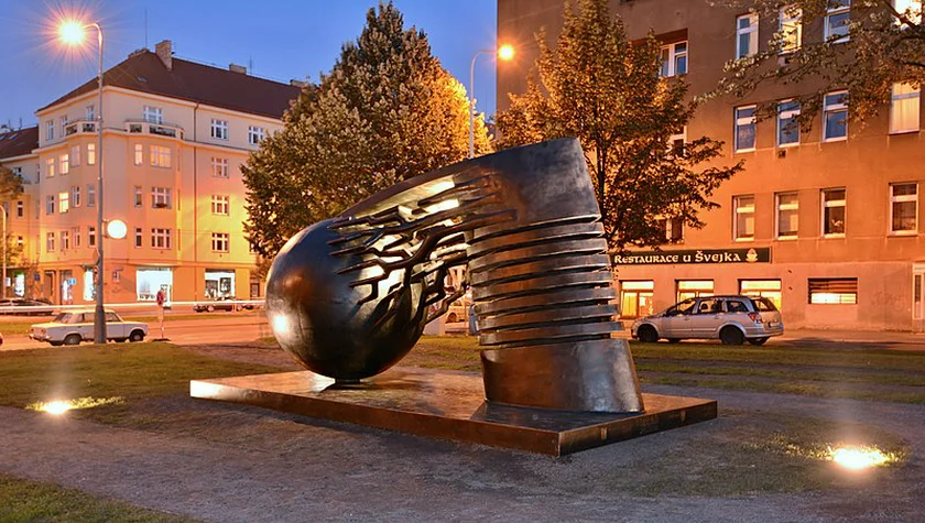 Nikola Tesla monument in Prague. Photo: Wikimedia / gampe
