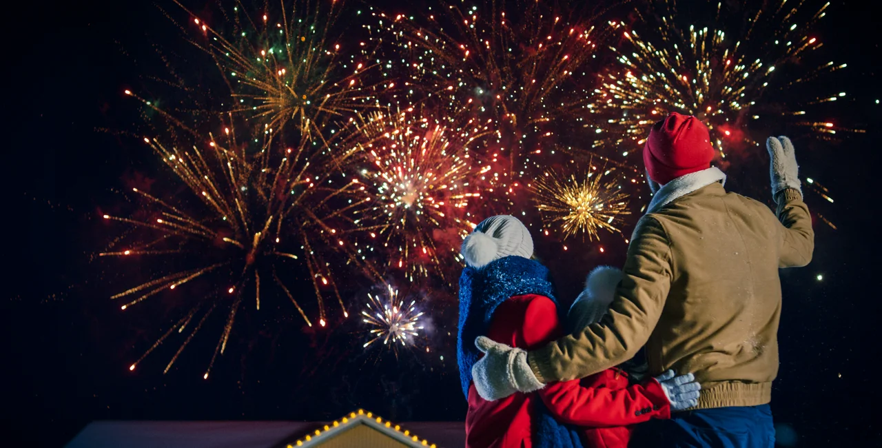 A family watches fireworks. Photo: iStock, gorodenkoff.