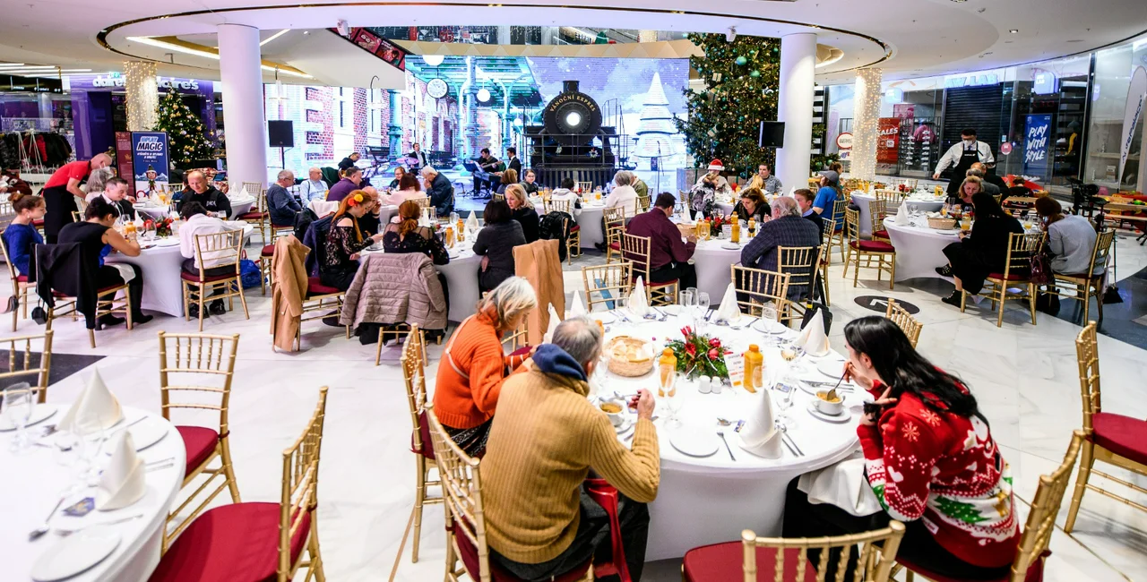 Prague shopping center serves up Christmas dinner for those in need