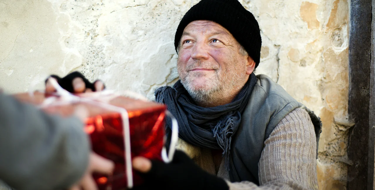 Christmas gift for a homeless man. Photo: iStock / Halfpoint