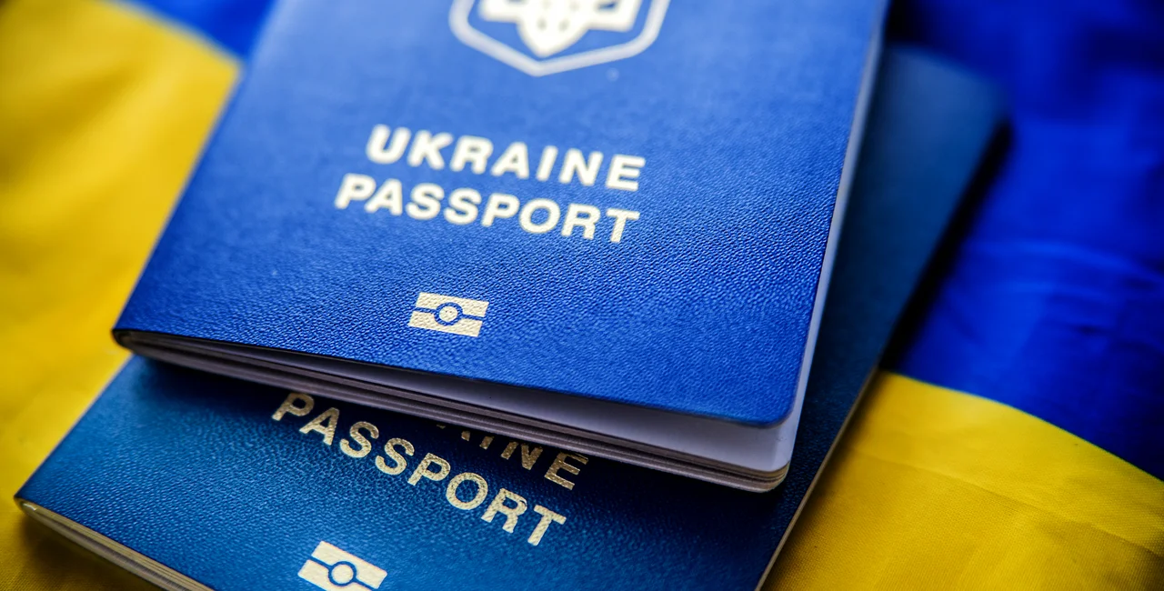 Ukrainian passport and flag. Photo: iStock, Daria_Serdtseva.