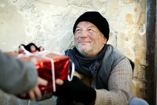 Christmas gift for a homeless man. Photo: iStock / Halfpoint