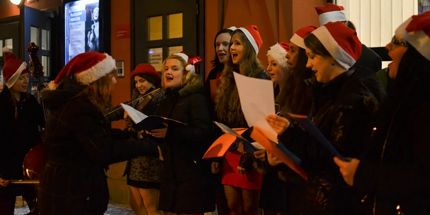 Holiday singers at Švandovo divadlo. Photo: Facebook.