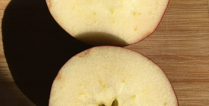 A lucky-looking apple. (Twitter: @_EmmaGardiner)