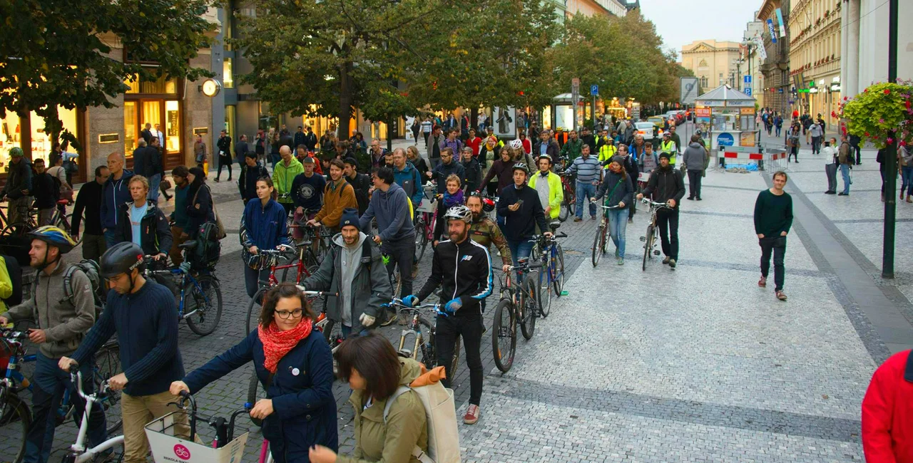 An earlier "Go to work by bike" event held in Prague. Source: Facebook.com/spolekautomat