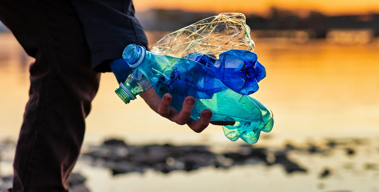 An EU directive requires Czech companies to pay for people who litter in nature. Photo via iStock/Ivan Martynov.