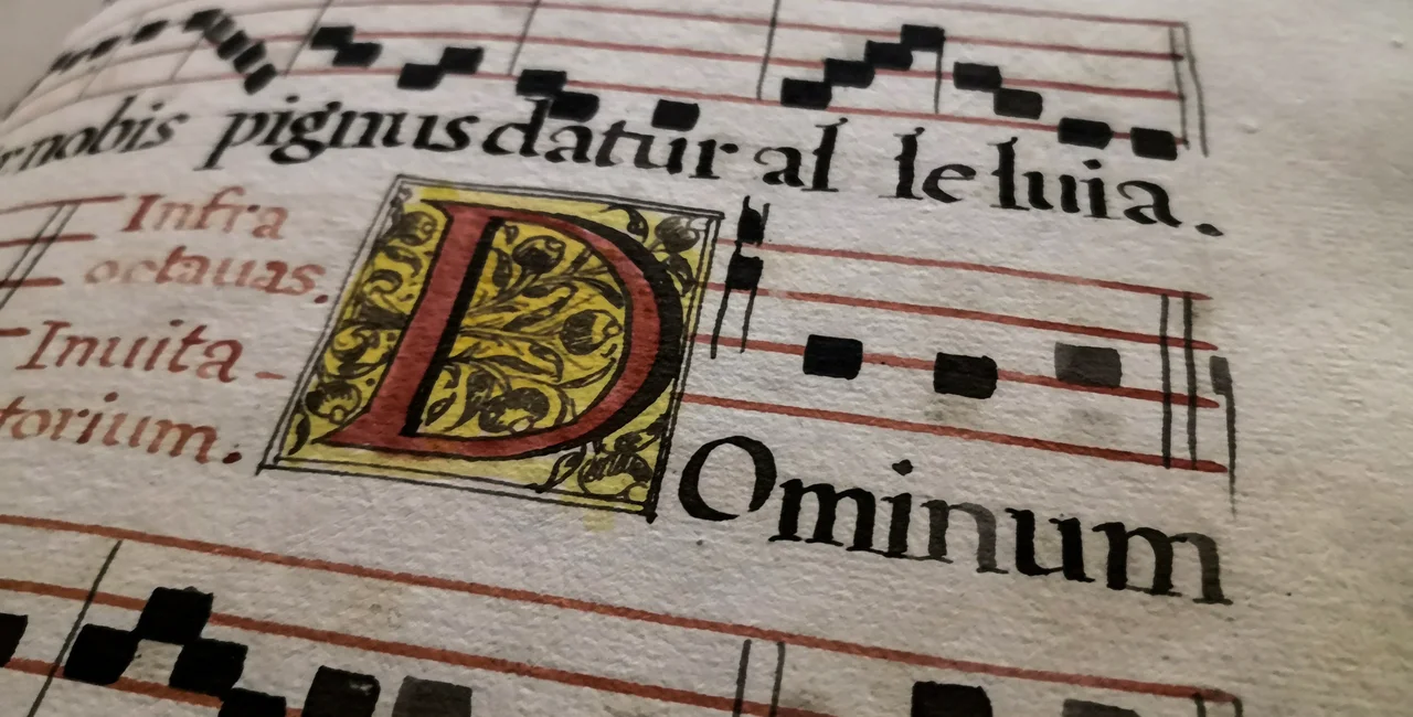 The page of an hymnal similar to the ones recording Gregorian chants. Photo via iStock/Maurizio Gazzetta.