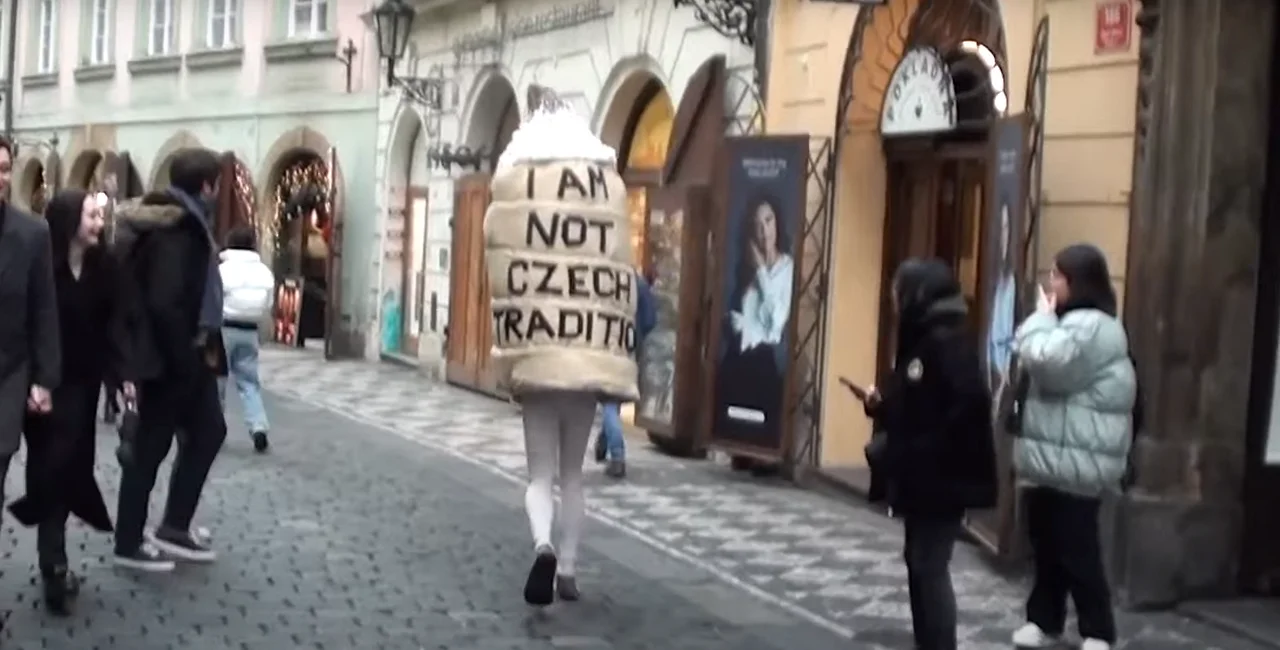 VIDEO OF THE WEEK: Walking trdelník tells tourists 'I am not Czech tradition'