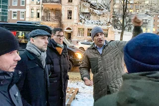 Kyiv Mayor Vitali Klitschko shows damage to Prague Mayor Zdeněk Hřib and others. Photo: Twitter