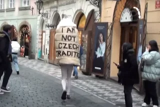 VIDEO OF THE WEEK: Walking trdelník tells tourists 'I am not Czech tradition'