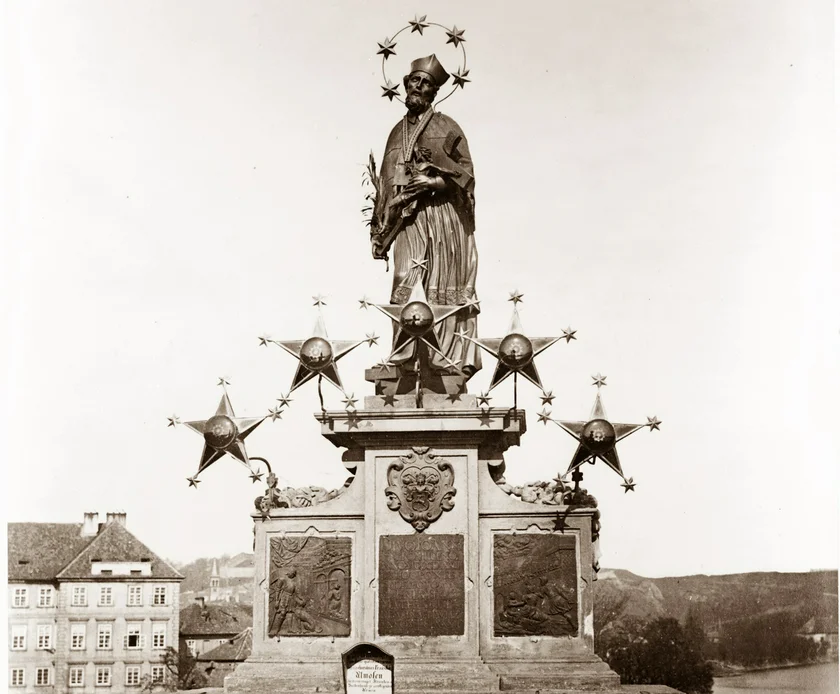 Statue of St. Jan Nepomucký circa 1890. Photo: U.S. Library of Congress, public domain.