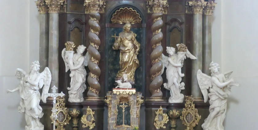 Altar in the Basilica of St. Margaret of Antioch. Photo: Raymond Johnston.