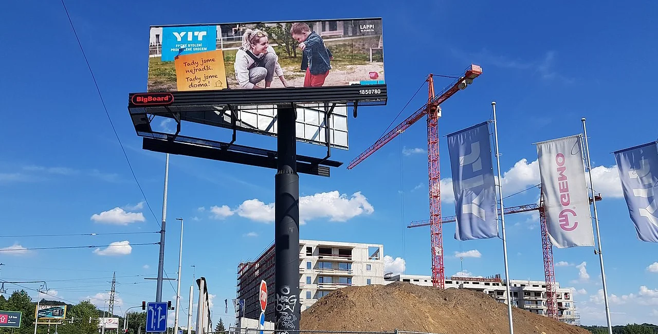 Almost half of Prague billboards are at odds with current legislation, analysis shows