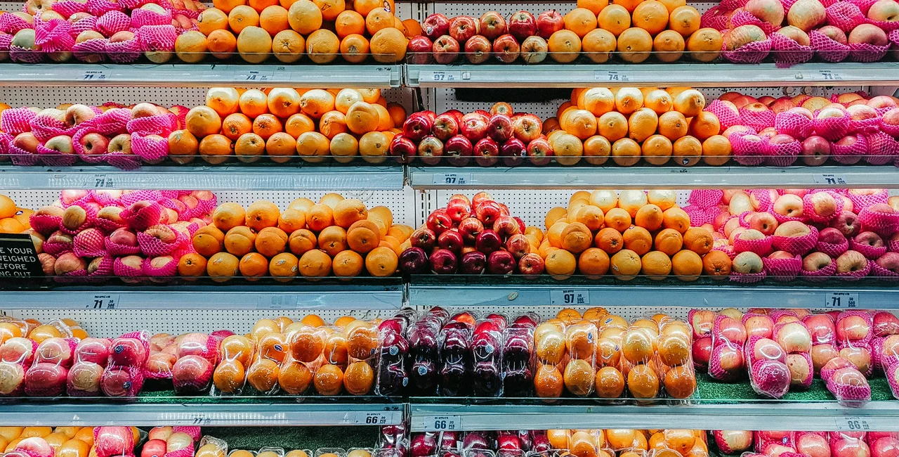 Illustrative photo of supermarket shelves, via Pexels.