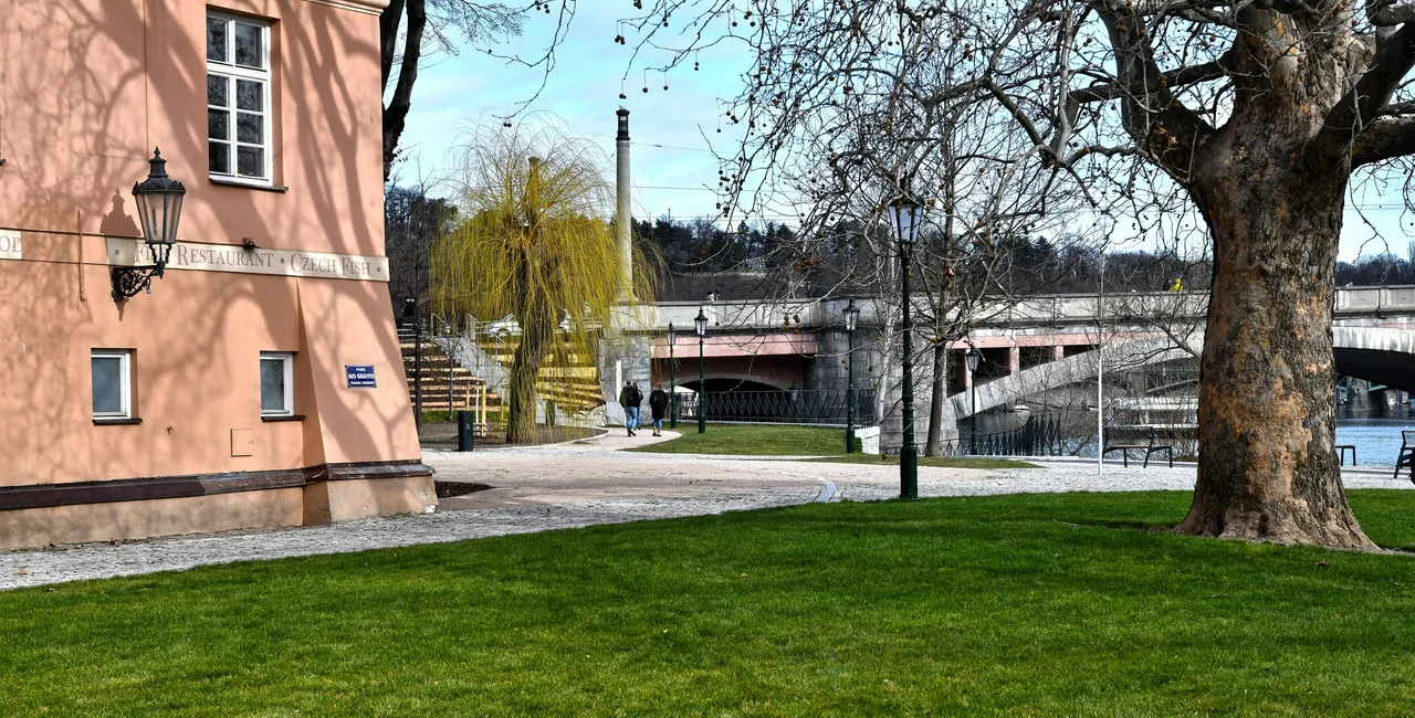 New riverfront park opens in Prague’s Malá Strana district