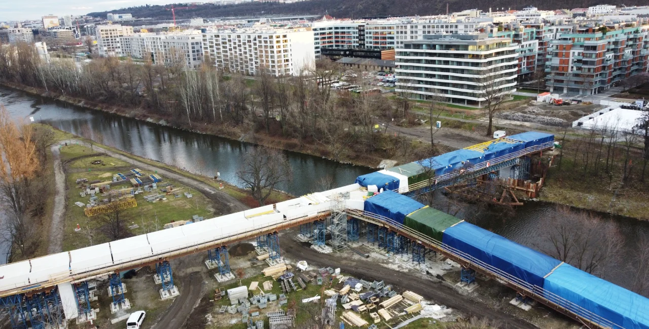 Pedestrian bridge from Prague 7 to 8 nears spring completion