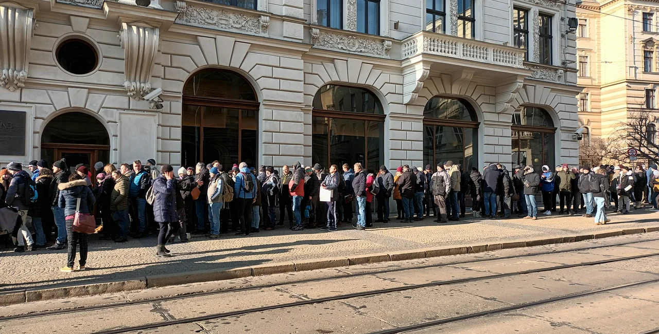 People on the morning of Feb. 7 queuing outside a building of the Czech National Bank (Source: Facebook.com/marie.paulikova.39